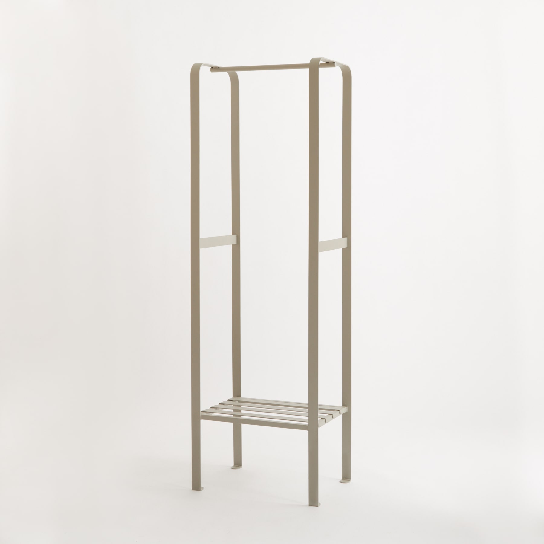 Eine einfache, minimalistische Garderobe aus Metall mit einem Regal steht vor einem schlichten weißen Hintergrund.