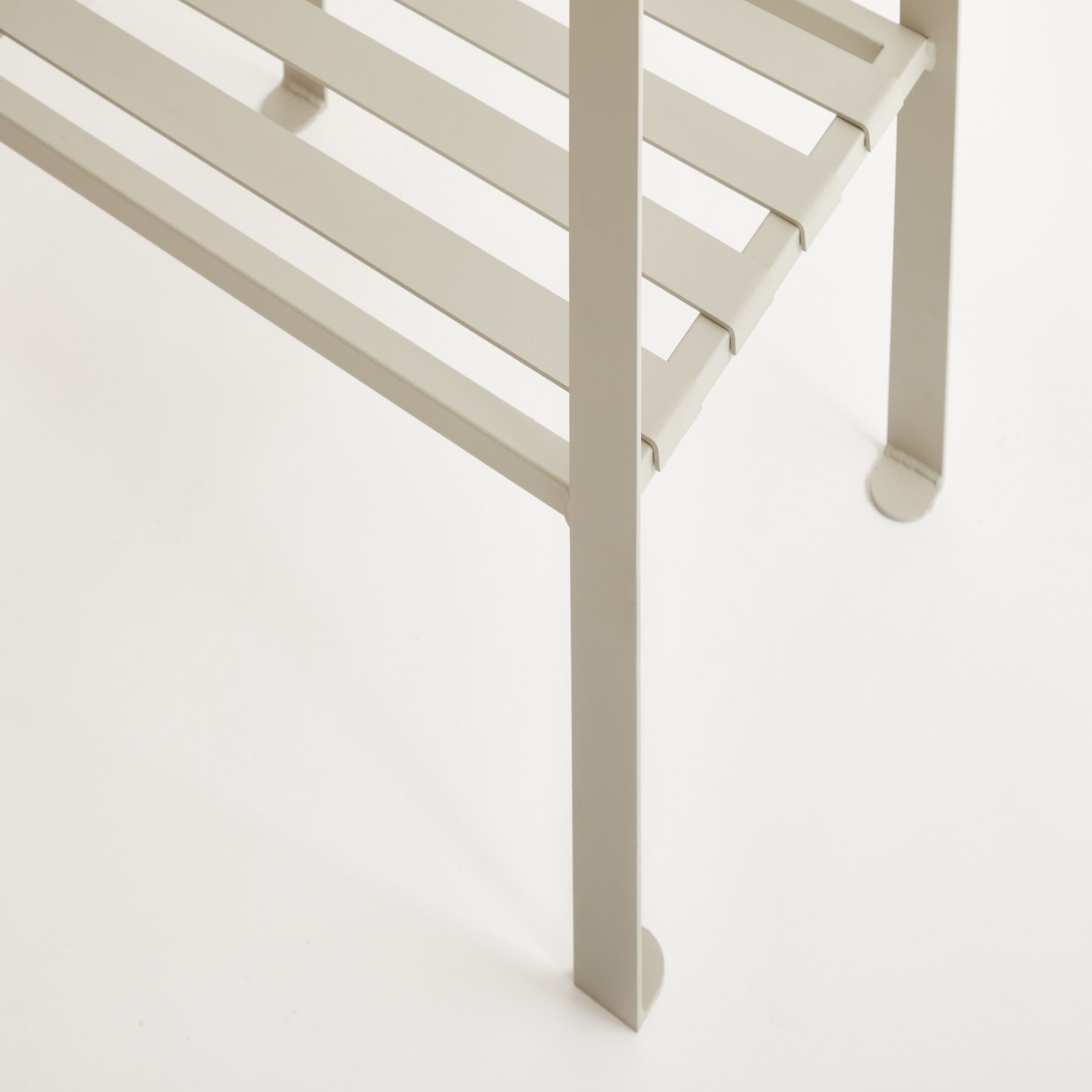 Eine einfache, minimalistische Holzbank mit klaren Linien und einem neutralen Farbschema vor einem schlichten weißen Hintergrund.