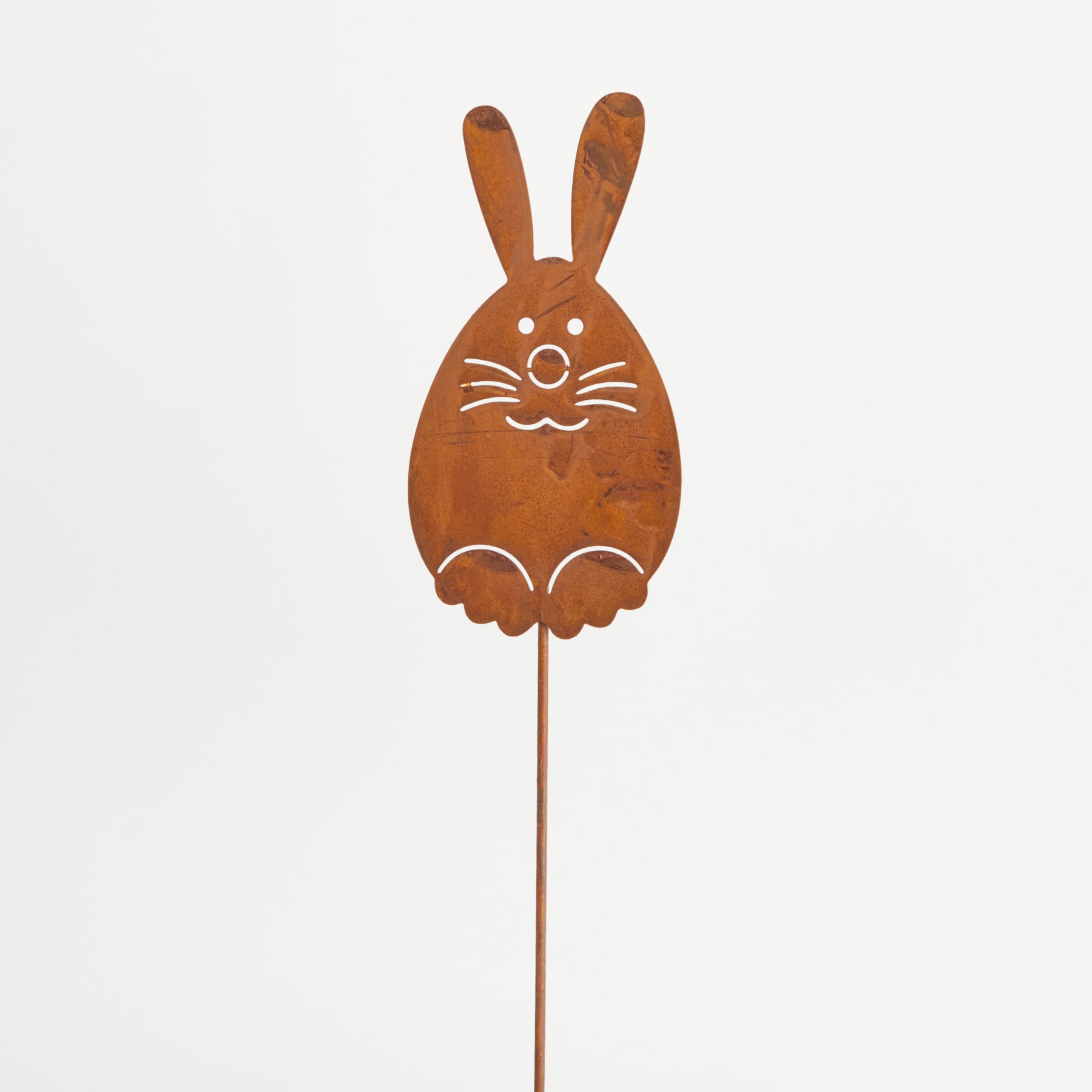 Eine hölzerne Hasenfigur mit einem einfachen, skurrilen Design steht vor einem schlichten weißen Hintergrund.