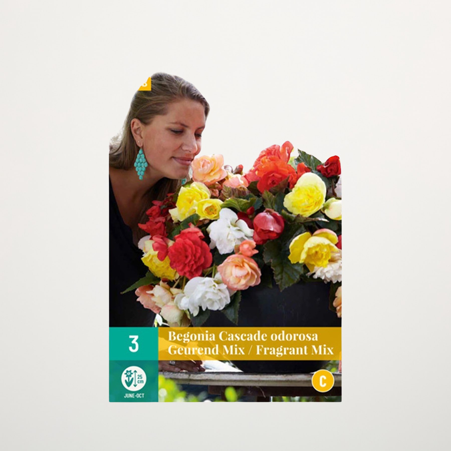 Eine Frau hält vor einem schlichten weißen Hintergrund einen großen Strauß bunter Blumen, darunter gelbe, rote und weiße Blüten.