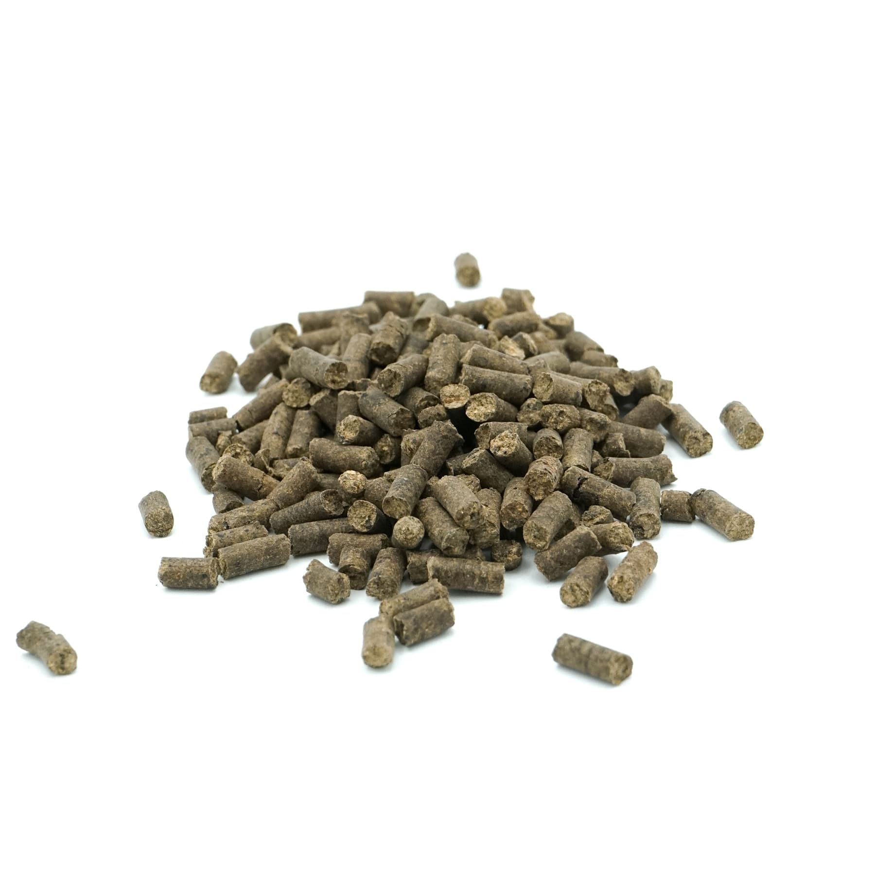 Ein Haufen brauner, zylindrischer Pellets oder Körnchen, wahrscheinlich Tierfutter oder Tiernahrung, liegt auf einem schlichten weißen Hintergrund.