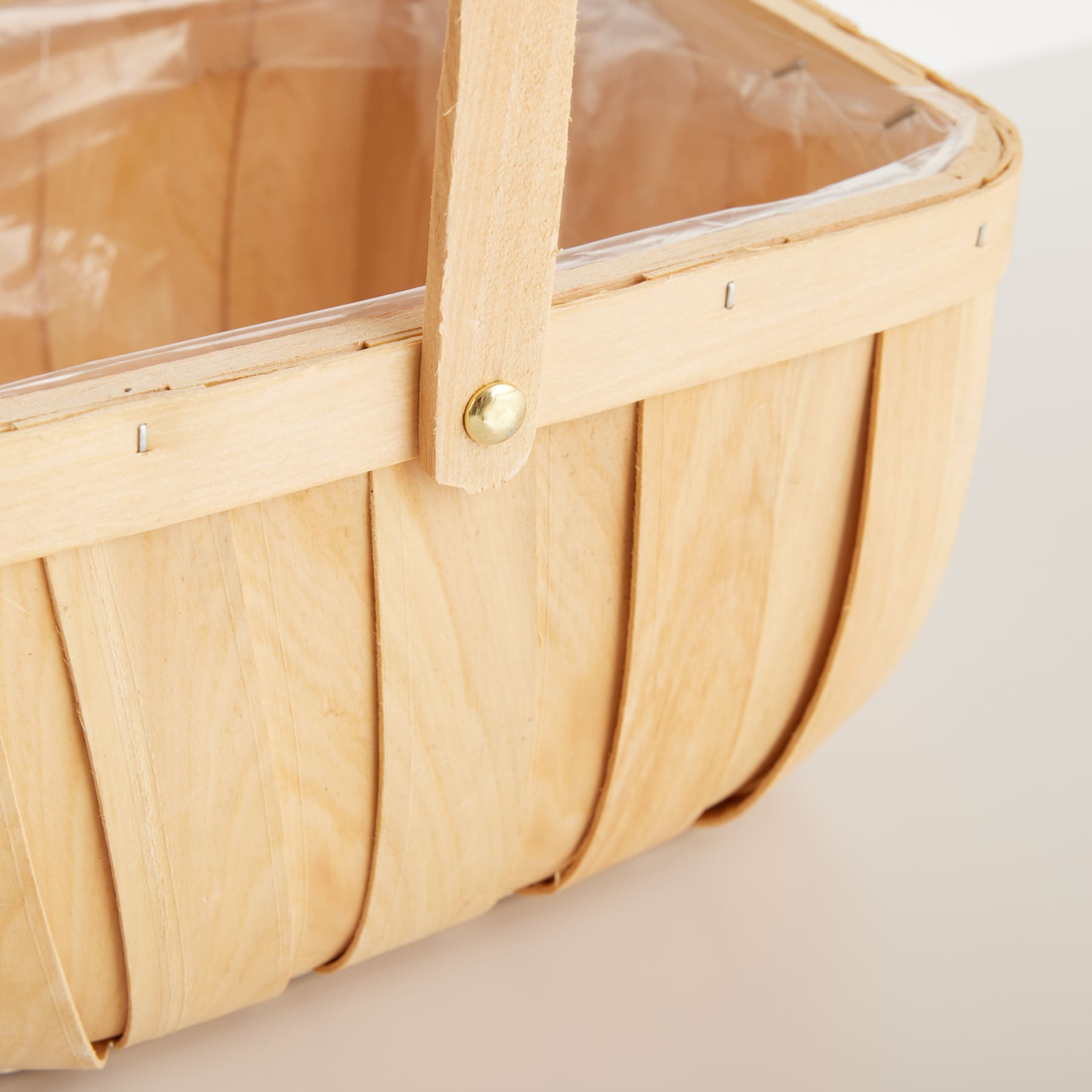 Ein Holzkorb mit einer transparenten Platte, der auf einem schlichten weißen Hintergrund ruht.