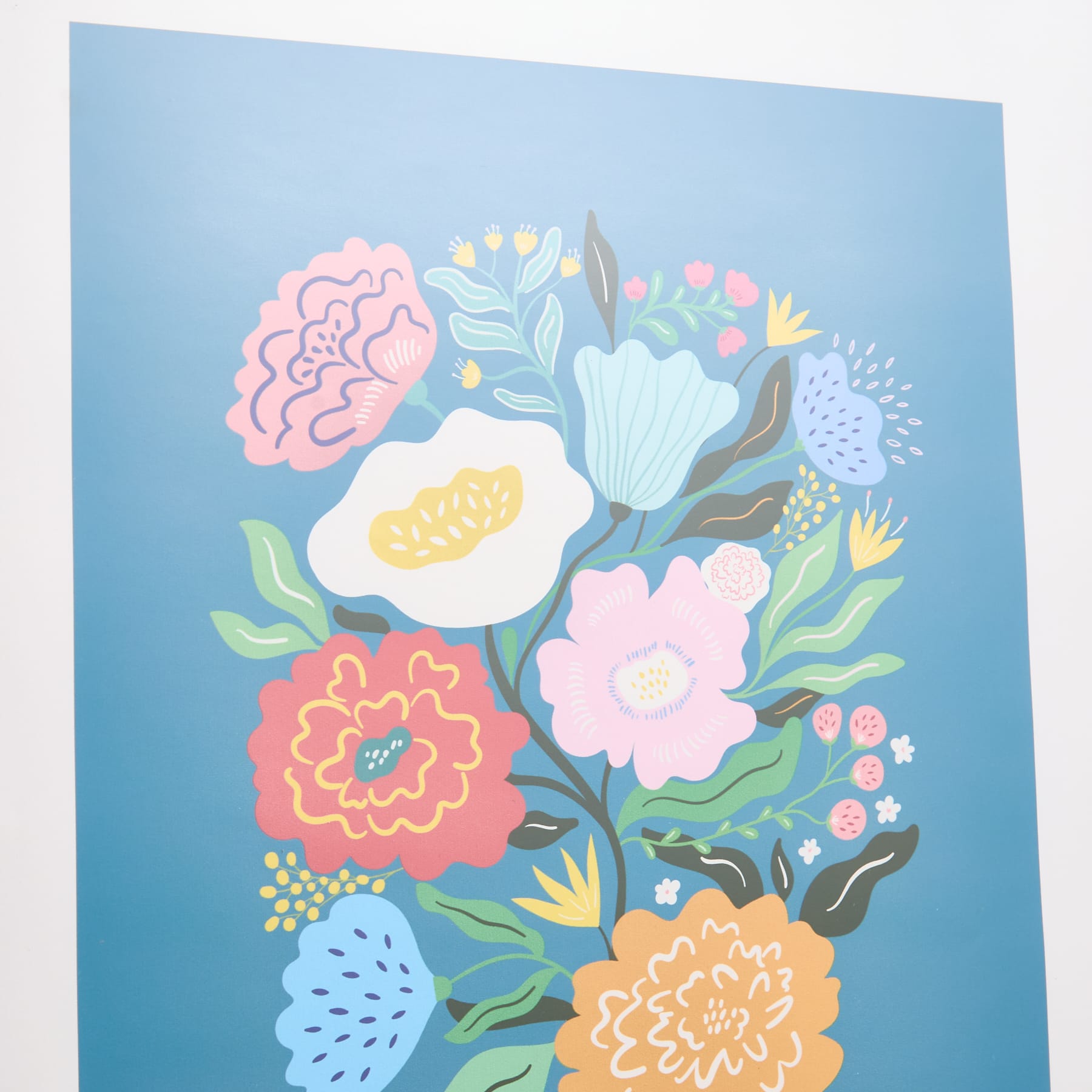 Ein lebendiges und skurriles Blumenarrangement mit verschiedenen bunten Blumen, darunter rosa, rote und gelbe Blüten, vor einem ruhigen blauen Hintergrund.