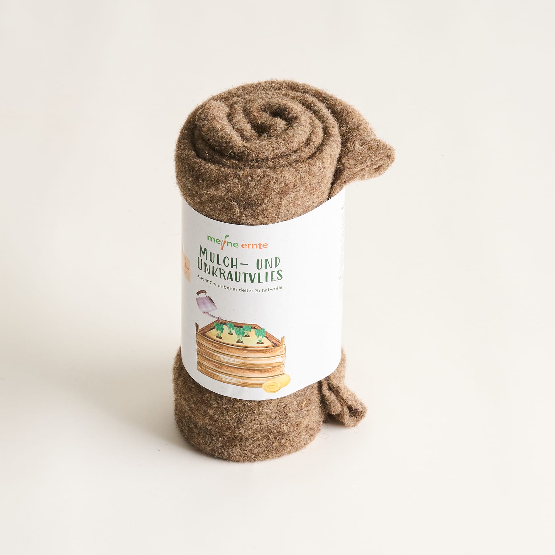 Das Bild zeigt eine Packung Bio-Pilze und Wildkräuter, eingebettet in eine natürliche Umgebung mit üppigem Grün im Hintergrund.