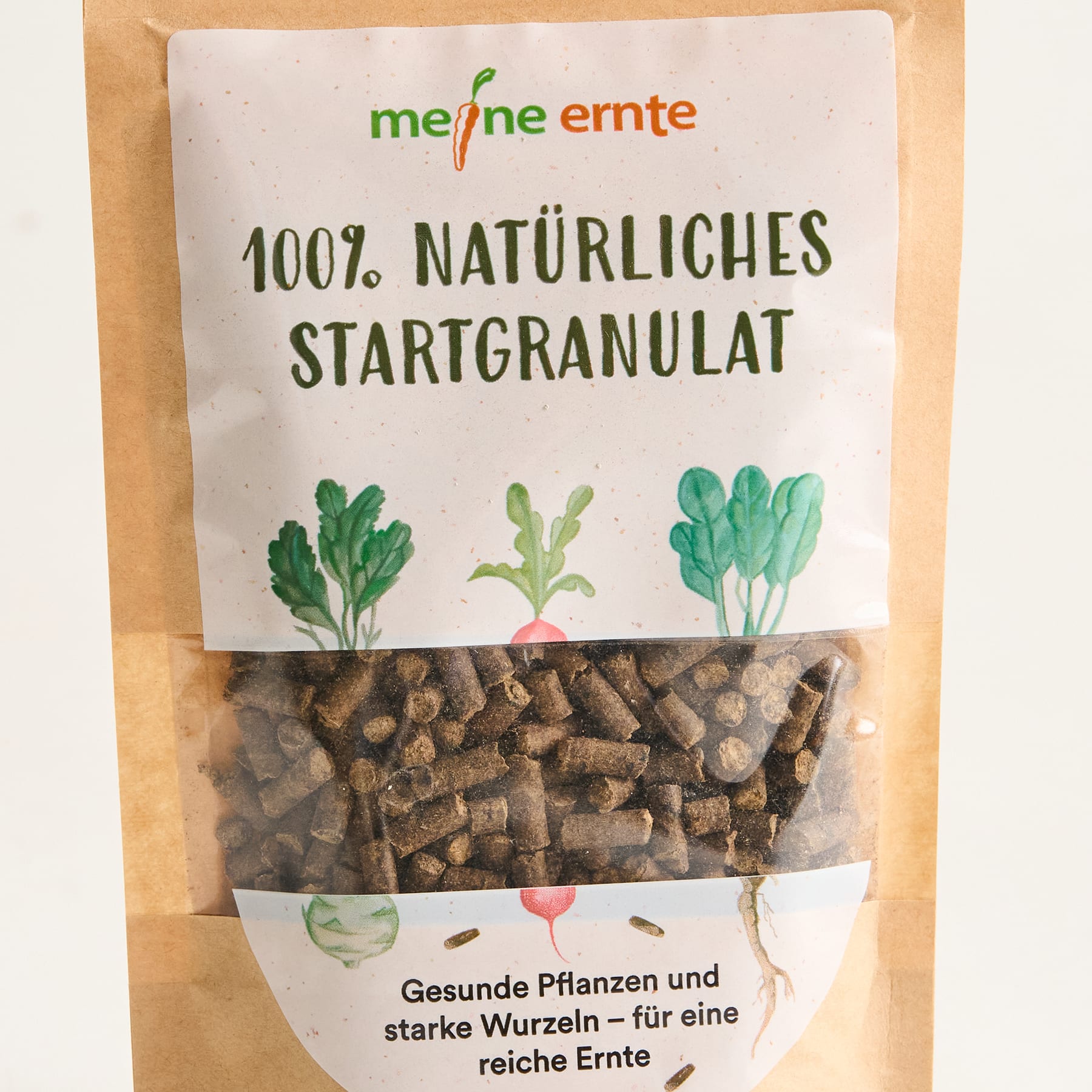 Das Bild zeigt eine gelbe Papiertüte mit einem weißen Etikett, das Text und ein grünes Blattsymbol enthält. Der Hintergrund ist schlicht weiß.