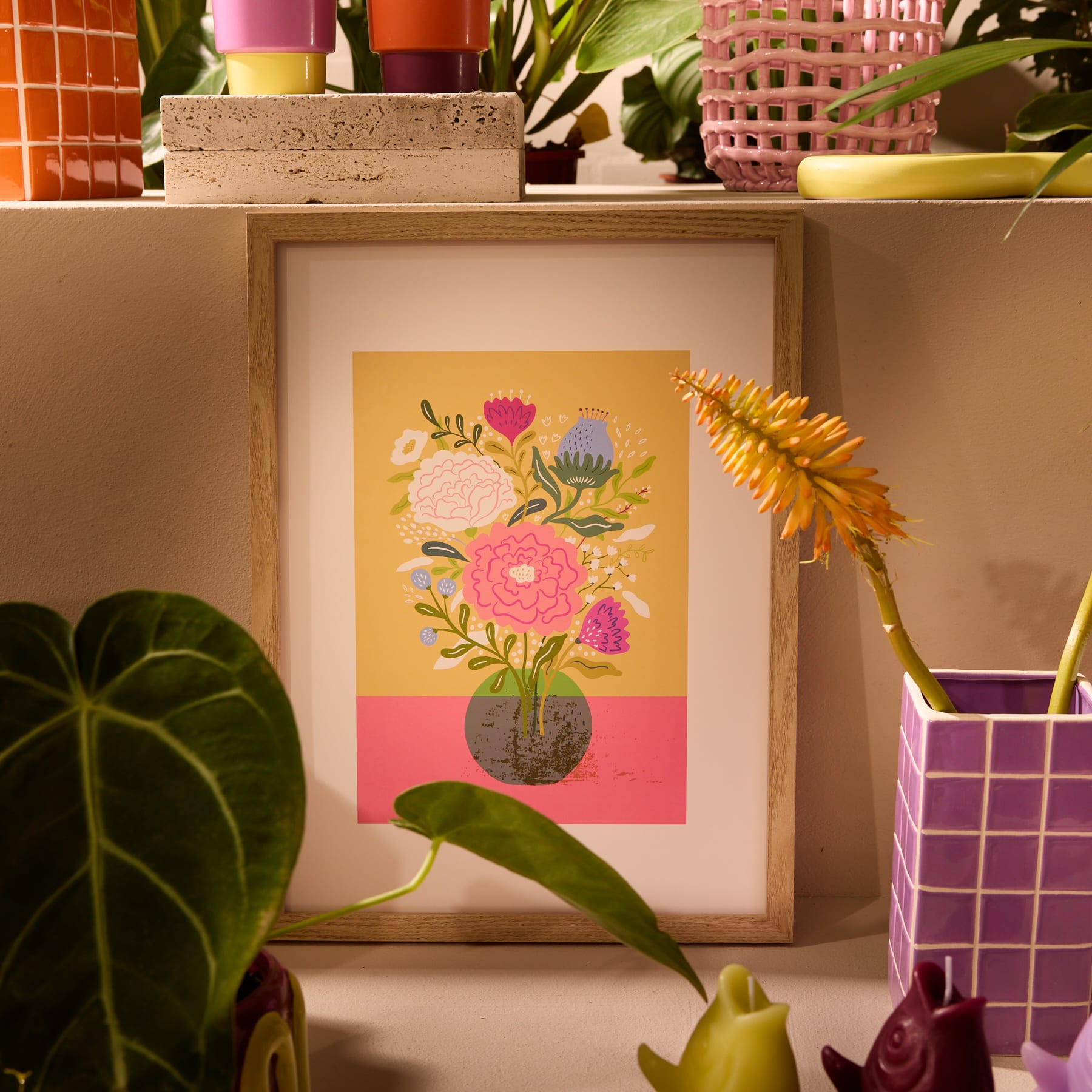 Ein gerahmtes Kunstwerk, das einen leuchtenden Strauß bunter Blumen vor einem pastellfarbenen Hintergrund zeigt.