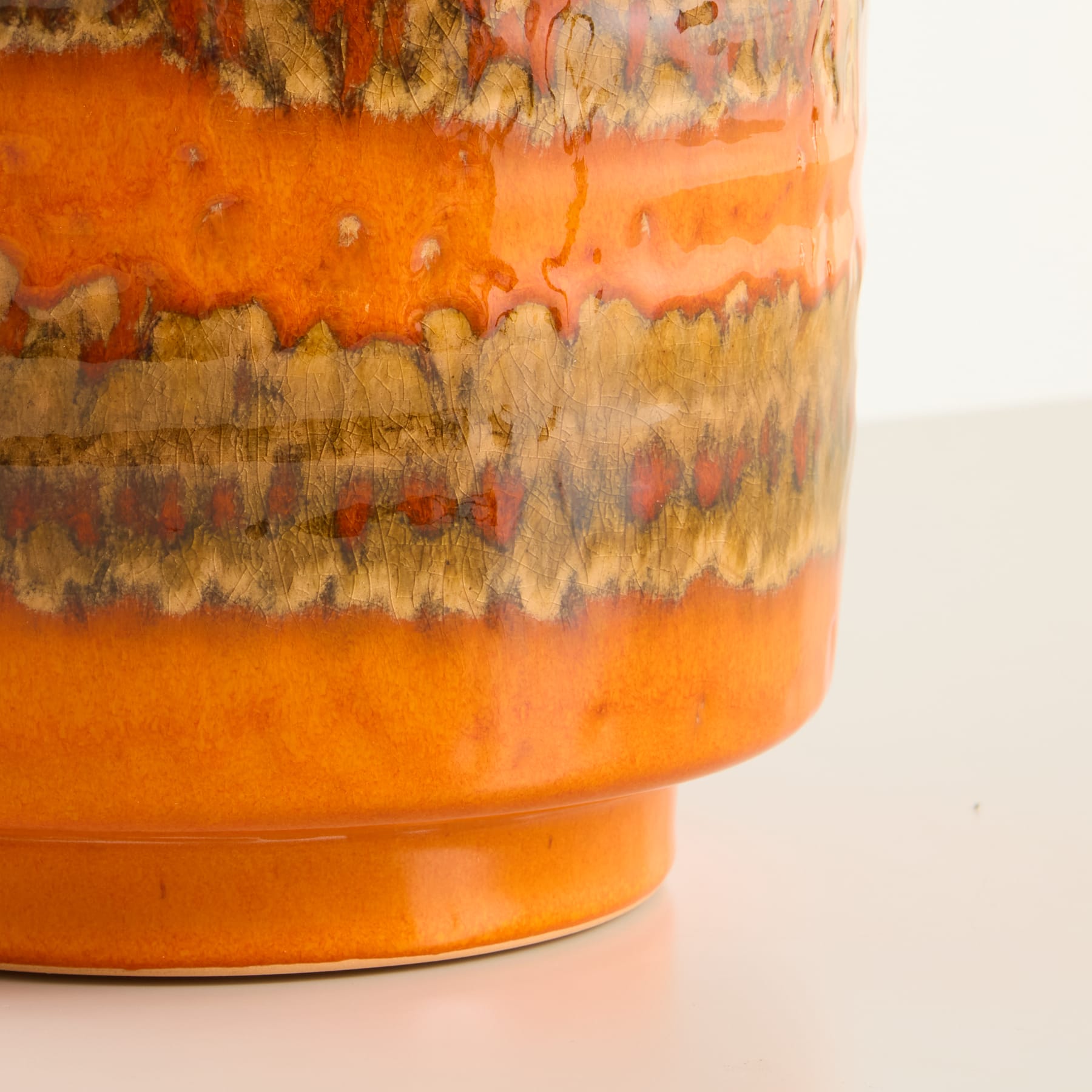 Eine lebendige, abstrakte Komposition mit Schichten aus warmen, erdigen Tönen und Texturen, die ein optisch beeindruckendes und fesselndes Bild ergeben.