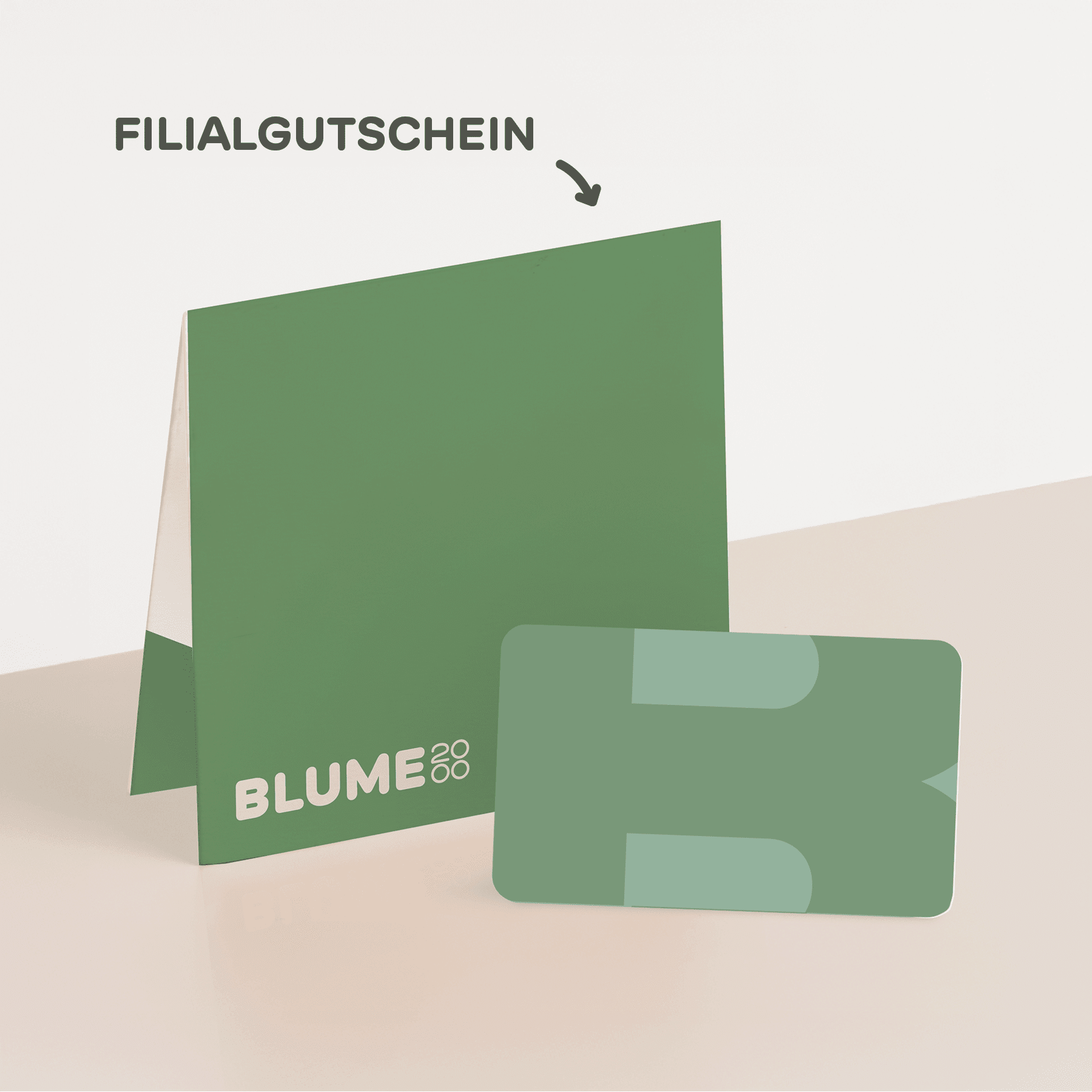 Eine Geschenkkarte aus Karton mit floralem Muster und dem deutschen Text „Dein Freumoment“ auf schlichtem Hintergrund.