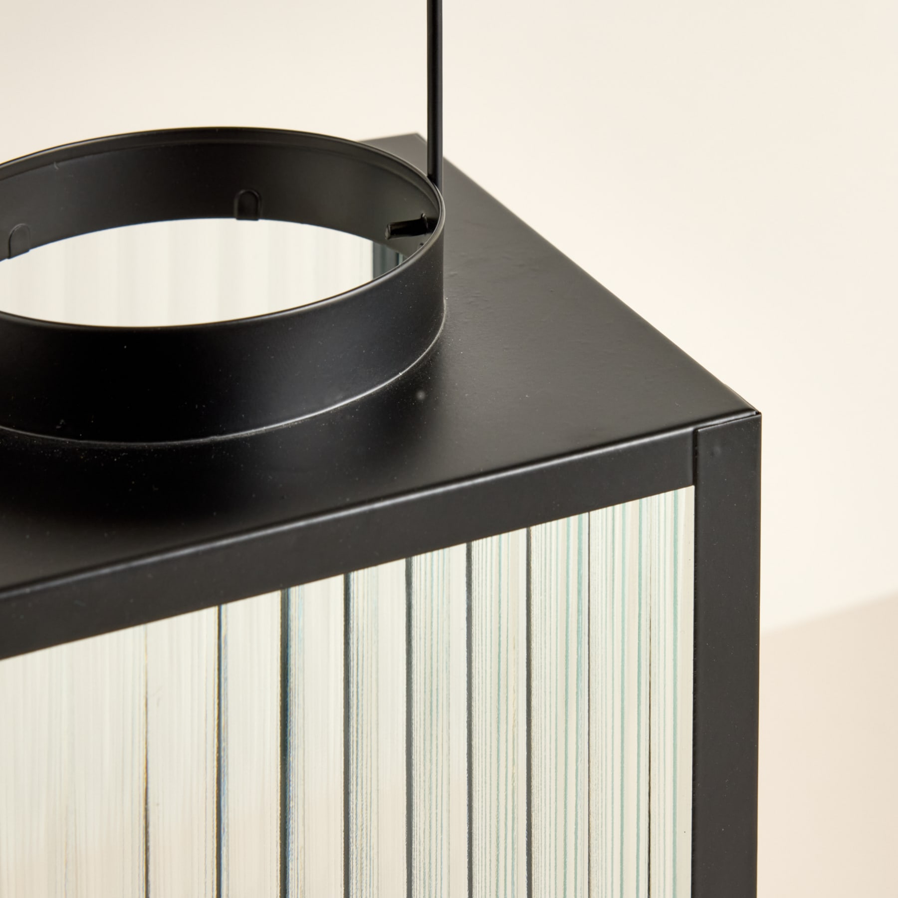 Ein schwarzer Metallrahmen mit vertikalen Glasplatten sorgt für ein elegantes und modernes Erscheinungsbild.