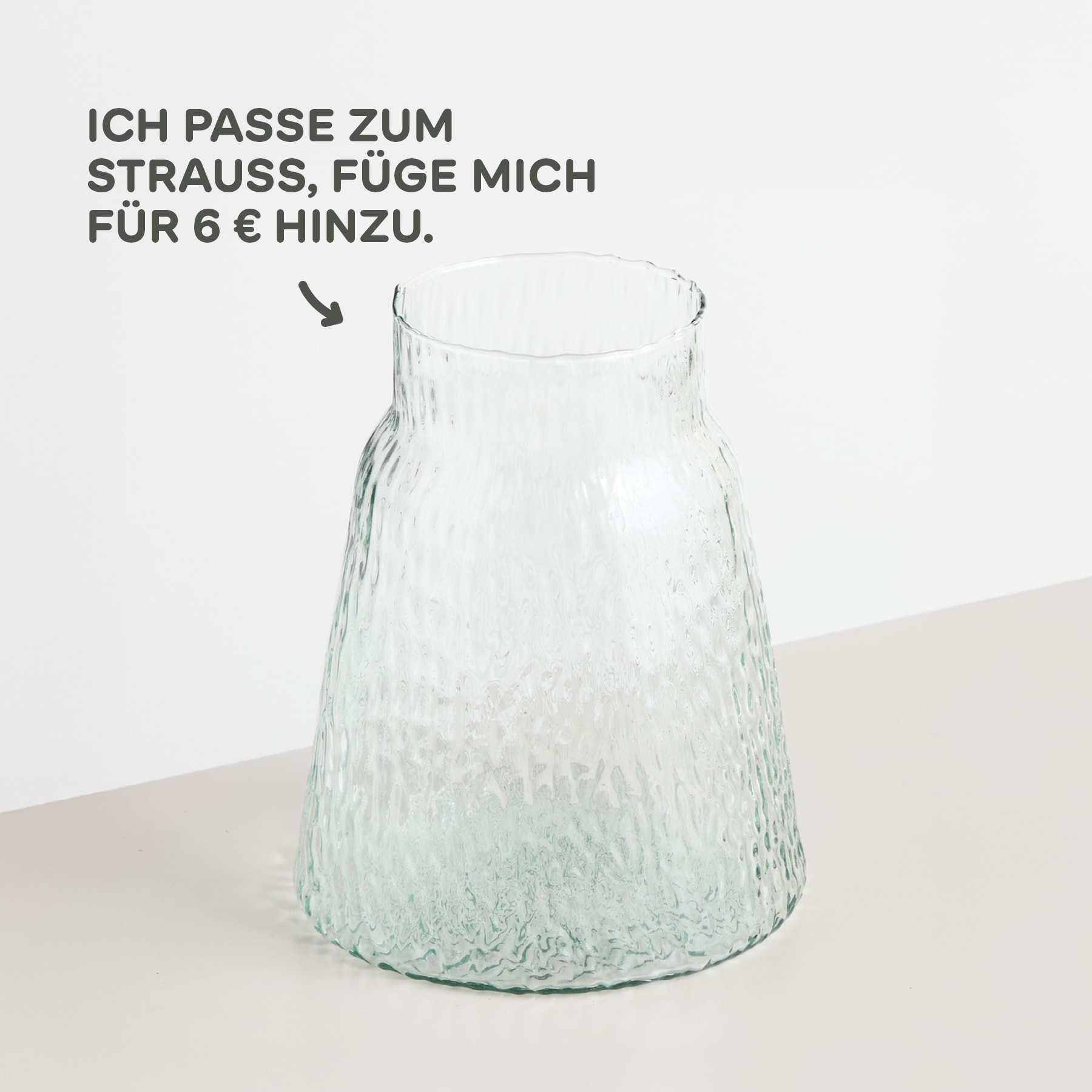 Eine lächelnde junge Frau hält einen leuchtend bunten Blumenstrauß vor einem schlichten weißen Hintergrund.