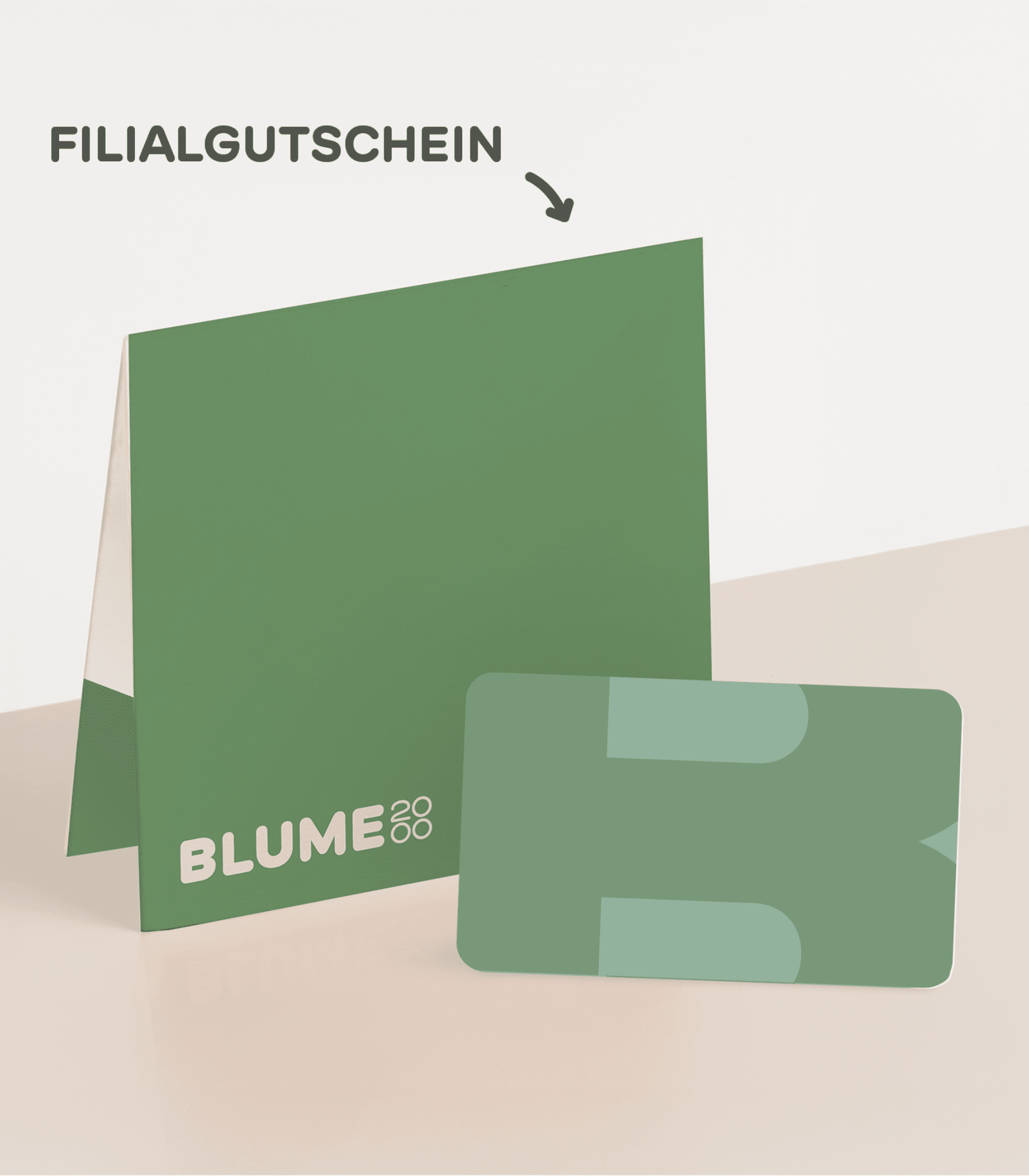 Auf einem hellen Untergrund steht ein brauner Karton mit dem Etikett eines Geschenkgutscheins.