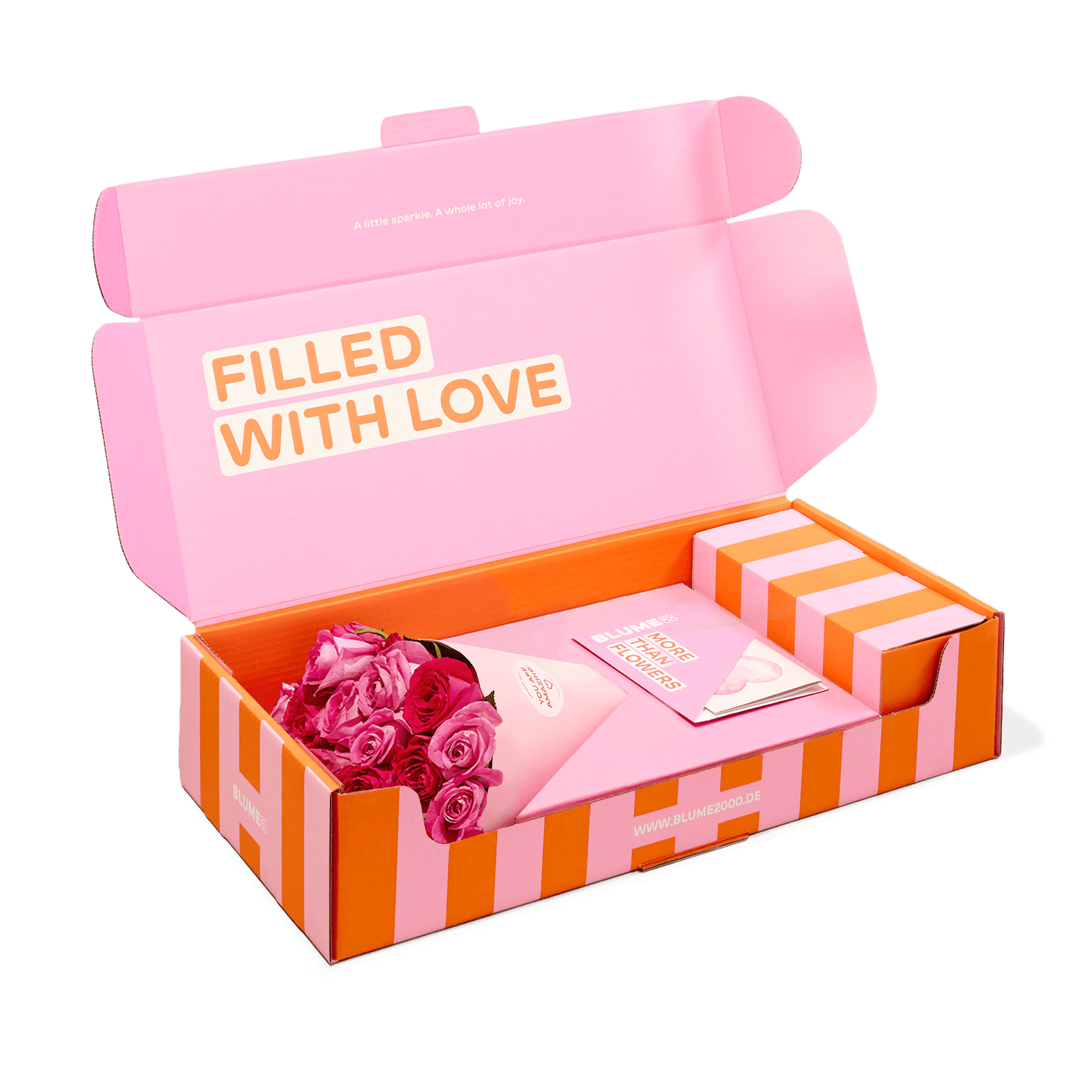 Eine rosa Geschenkbox mit der Aufschrift „FILLED WITH LOVE“, die einen Strauß rosa Rosen und eine Karte enthält.