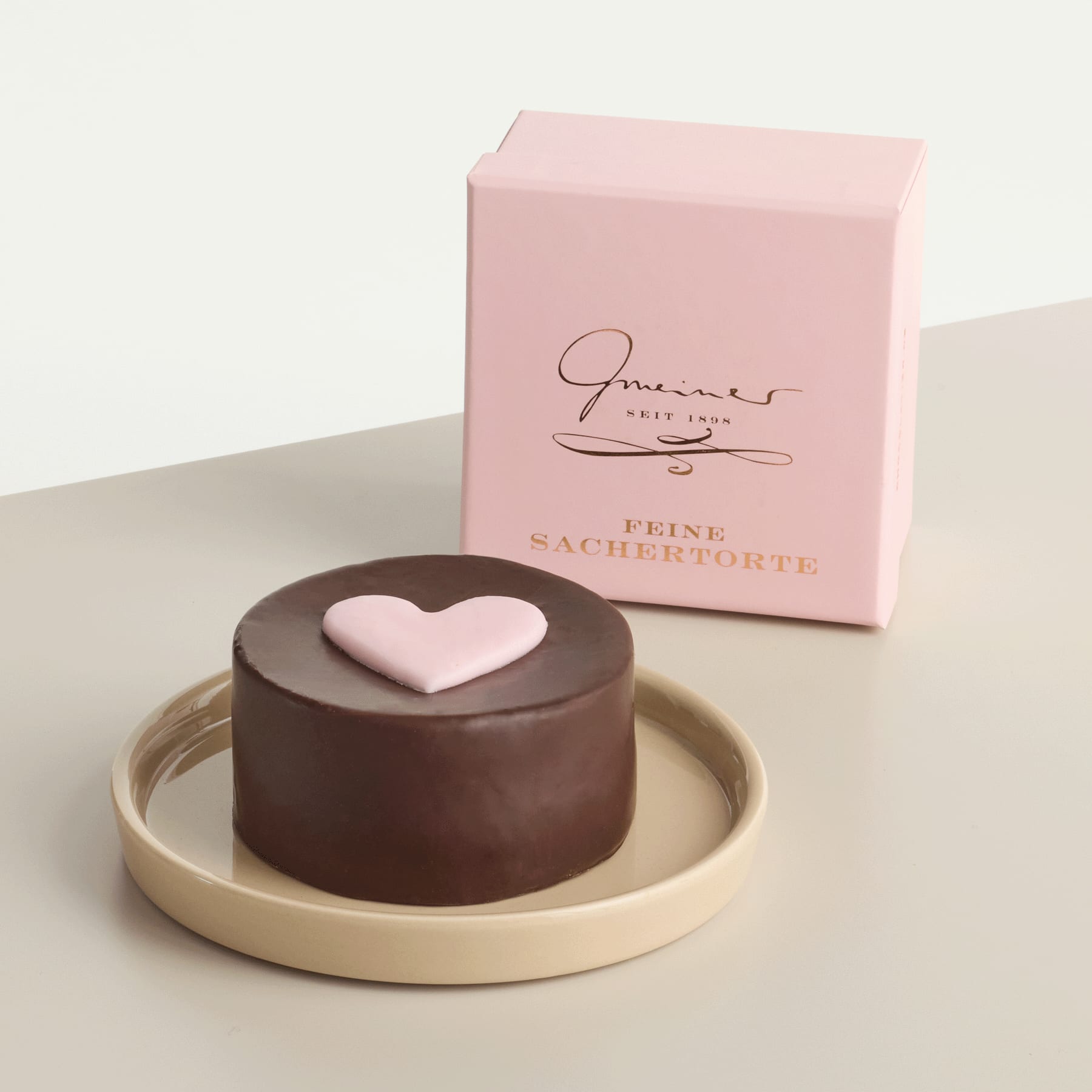 Kleiner Gruß mit Herz-Sachertorte