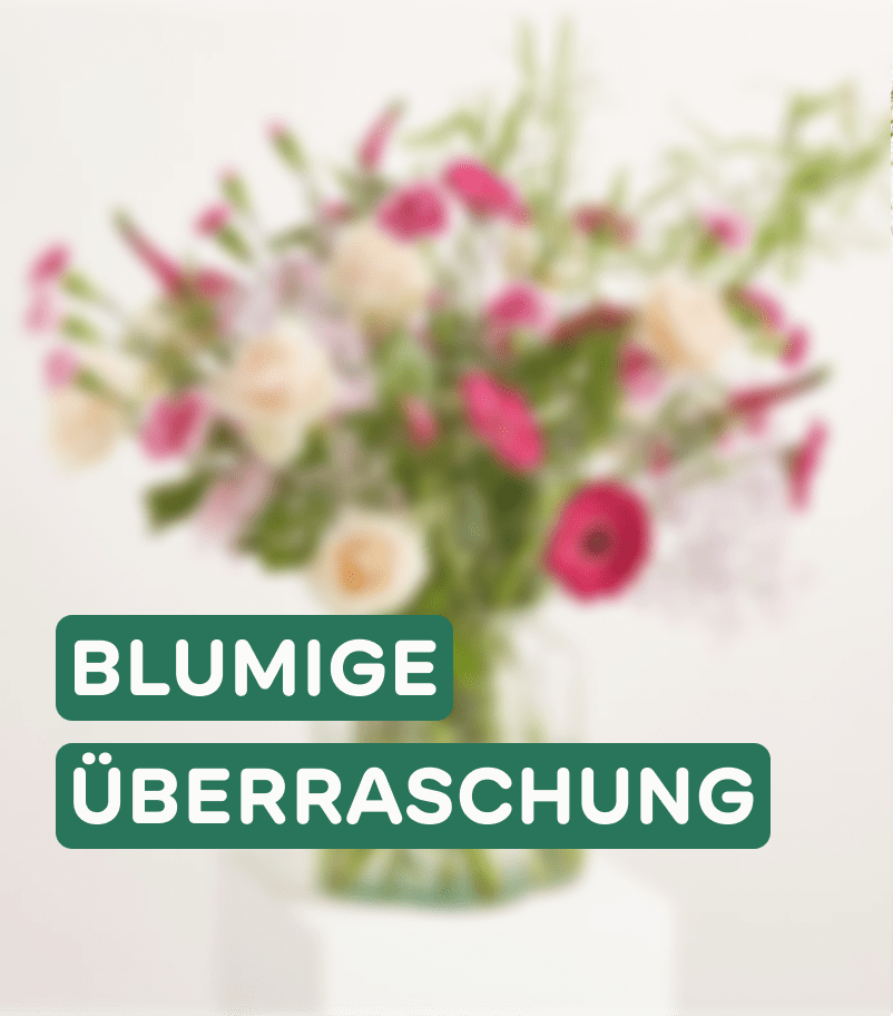 Ein verschwommener Strauß rosa und cremefarbener Blumen steht in einer Vase vor einem weichen, hellen Hintergrund, darüber liegt der grüne Text "BLUMIGE ÜBERRASCHUNG".