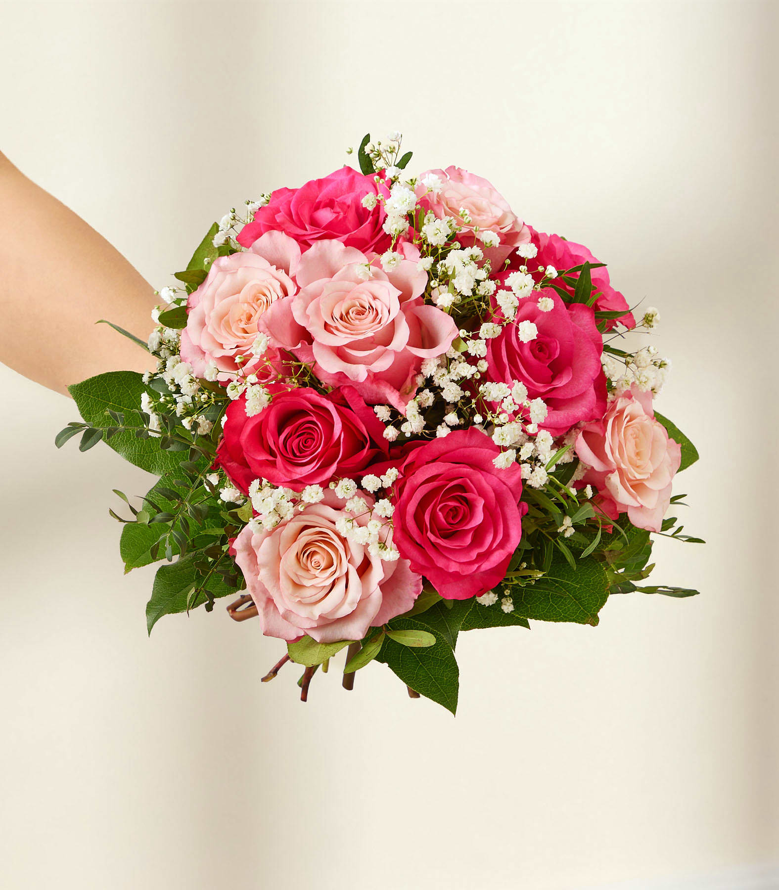 Ein leuchtender Strauß roter und rosa Rosen, umgeben von zarten weißen Blüten, ergibt ein optisch atemberaubendes und harmonisches Arrangement. (Beschreibungstext KI-generiert)