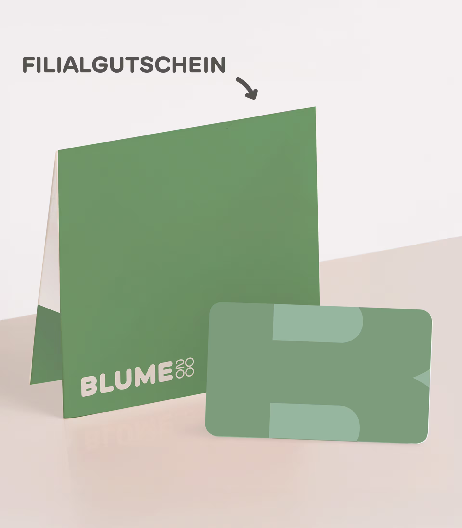 Auf einem hellen Untergrund steht ein brauner Karton mit dem Etikett eines Geschenkgutscheins. (Beschreibungstext KI-generiert)