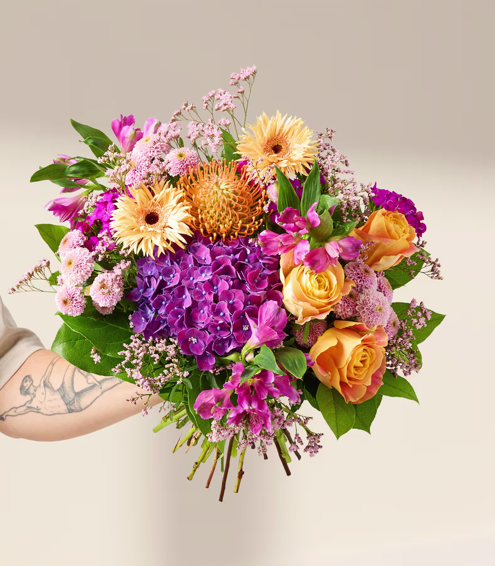 Ein farbenfroher Blumenstrauß mit rosa Hortensien, gelben Rosen und einer großen Sonnenblume vor einem üppig grünen Hintergrund. (Beschreibungstext KI-generiert)