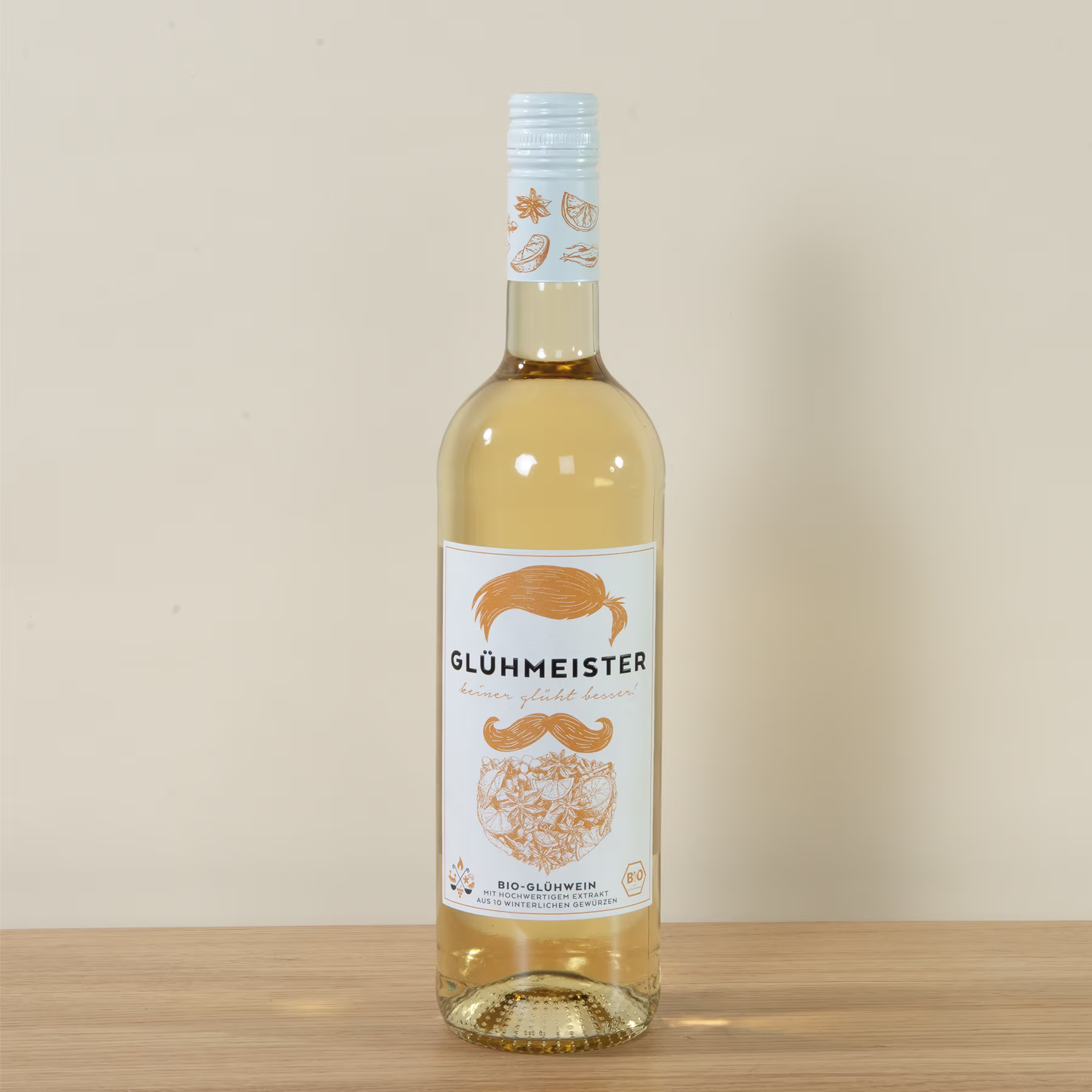Eine Flasche Glühwein, ein deutscher Glühwein, steht auf einer Holzoberfläche vor einem beigen Hintergrund. (Beschreibungstext KI-generiert)