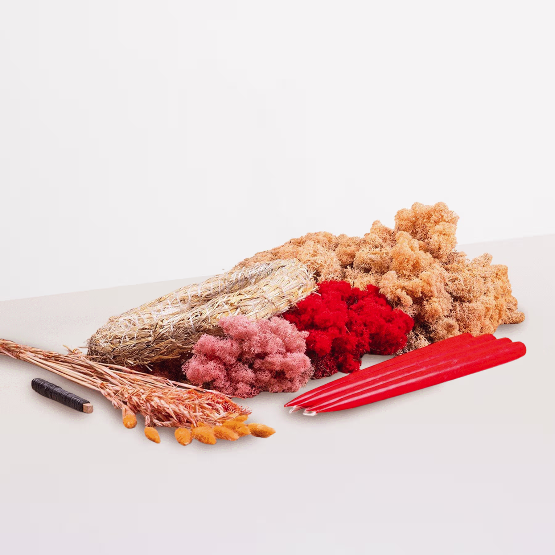Eine Sammlung getrockneter Blumen, Weizenhalme und ein Paar roter Essstäbchen liegen auf einer Holzoberfläche und ergeben ein optisch ansprechendes und natürliches Arrangement. (Beschreibungstext KI-generiert)