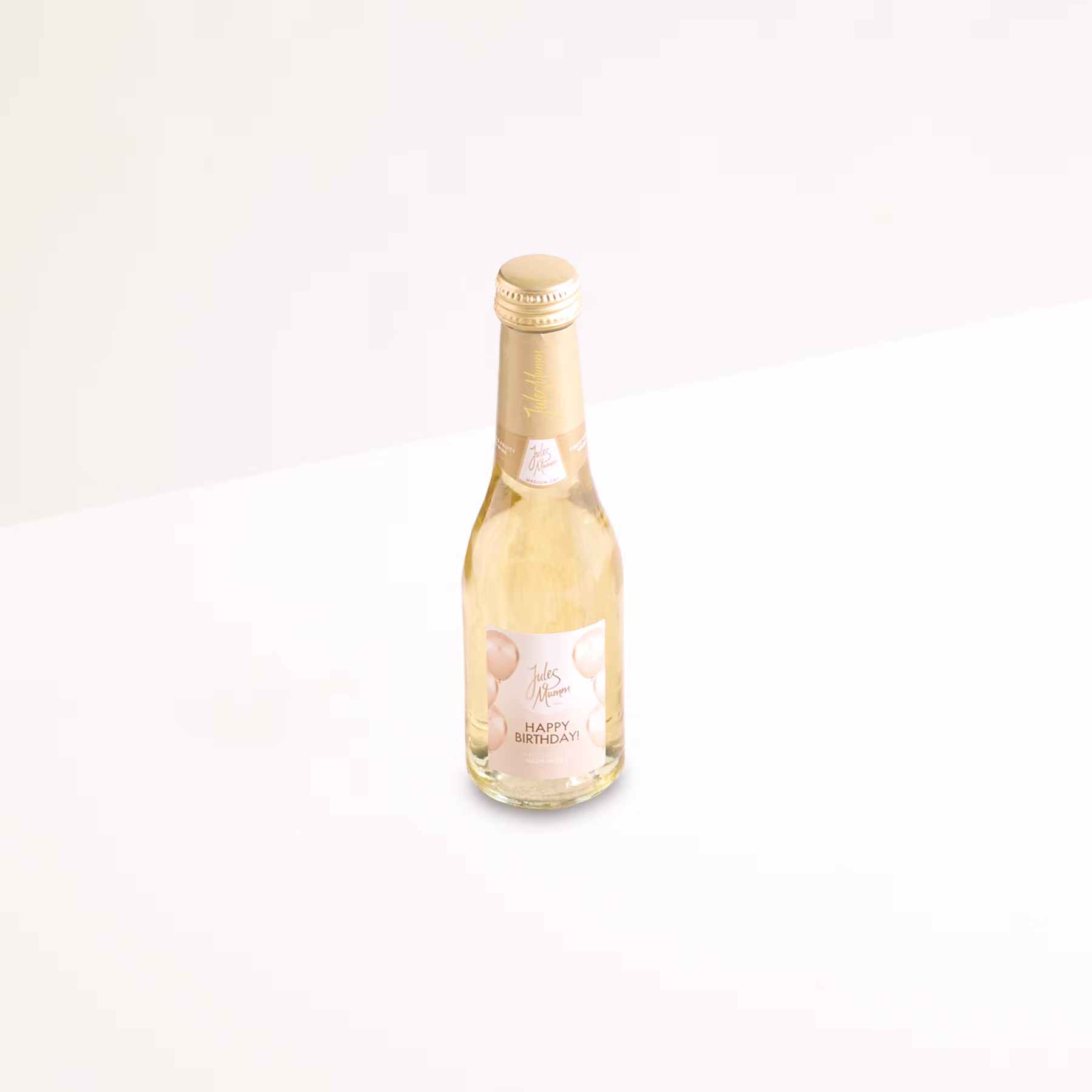 Eine einzelne Flasche Weißwein mit goldenem Etikett und Deckel steht auf einem schlichten weißen Hintergrund. (Beschreibungstext KI-generiert)
