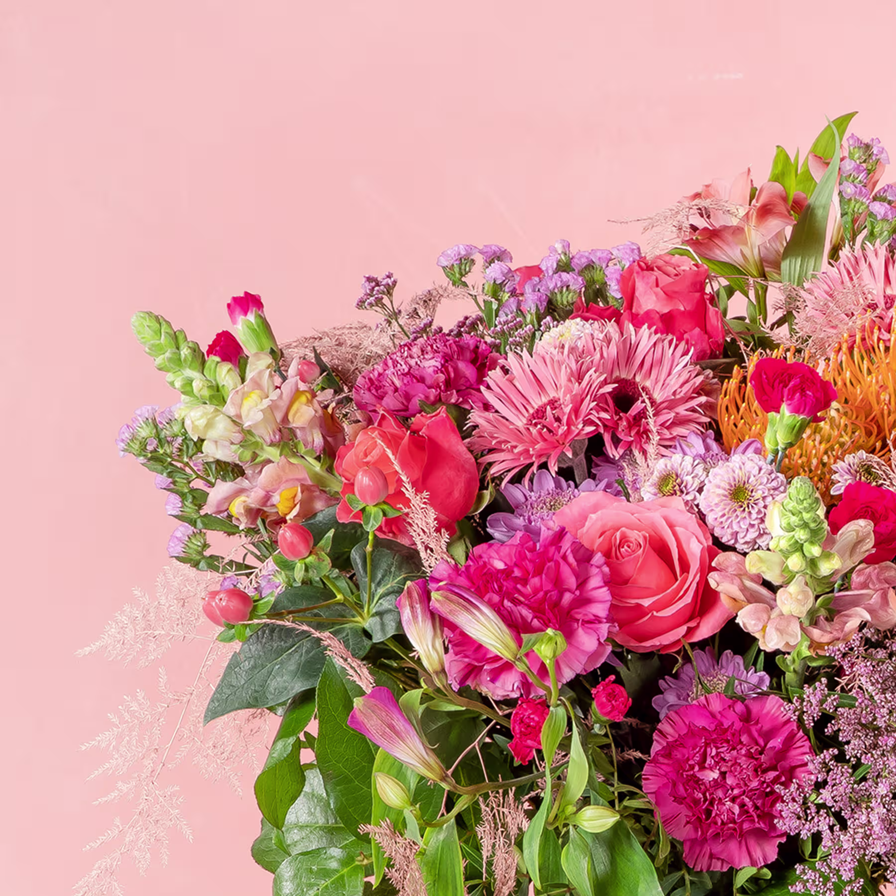Ein lebendiger Strauß verschiedener rosa und roter Blumen, darunter Rosen, Nelken und Gänseblümchen, vor einem zartrosa Hintergrund. (Beschreibungstext KI-generiert)