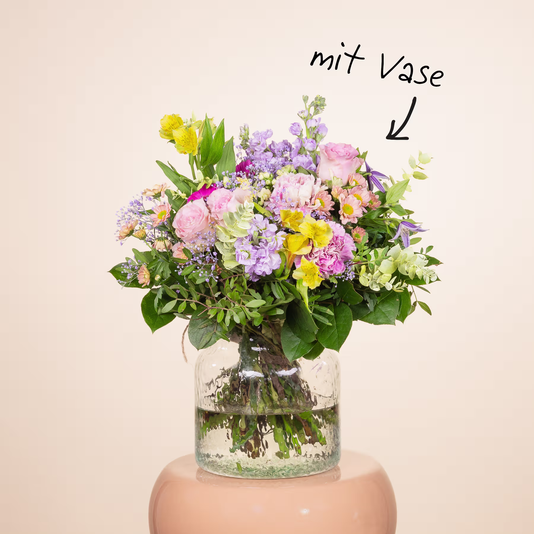 Ein wunderschöner Strauß bunter Blumen, darunter rosa, gelbe und violette Blüten, wird in einer Glasvase vor einem schlichten, hellen Hintergrund präsentiert. (Beschreibungstext KI-generiert)