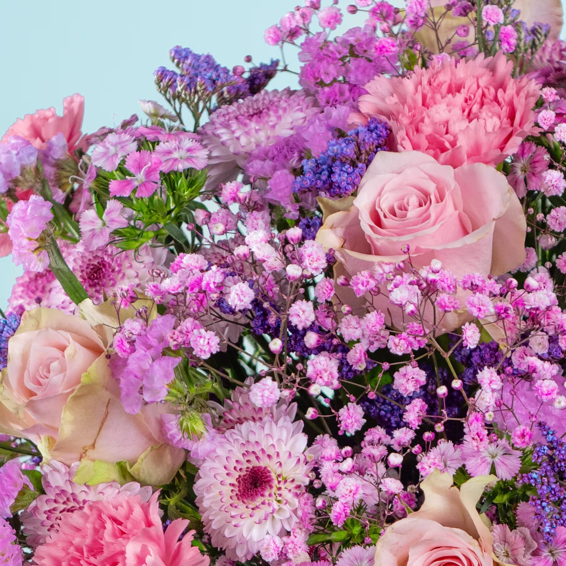 Ein leuchtender Strauß rosa und violetter Blumen, darunter Rosen, Nelken und Chrysanthemen, füllt den Rahmen vor einem sanften blauen Hintergrund. (Beschreibungstext KI-generiert)