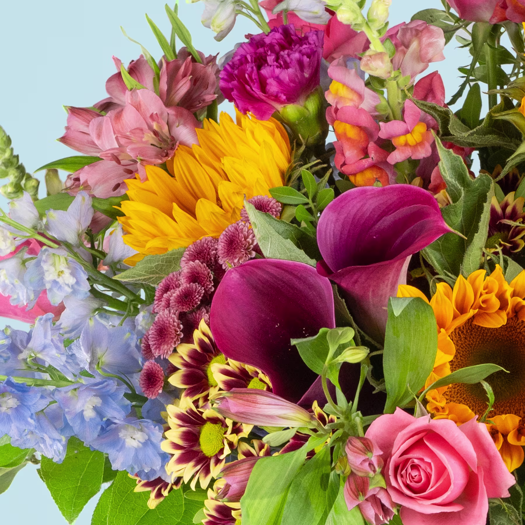 Ein lebendiger Strauß bunter Blumen, darunter Sonnenblumen, Rosen, Pfingstrosen und andere Blüten, vor einem sanften blauen Hintergrund. (Beschreibungstext KI-generiert)