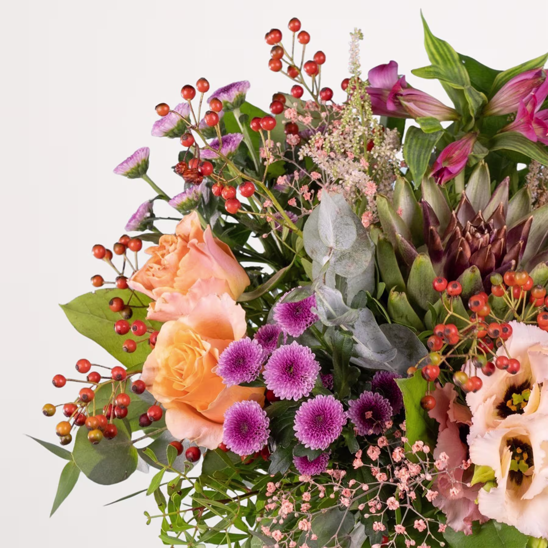 Ein farbenfroher Strauß verschiedener Blumen, darunter Rosen, Chrysanthemen und andere bunte Blüten, arrangiert vor einem schlichten weißen Hintergrund. (Beschreibungstext KI-generiert)
