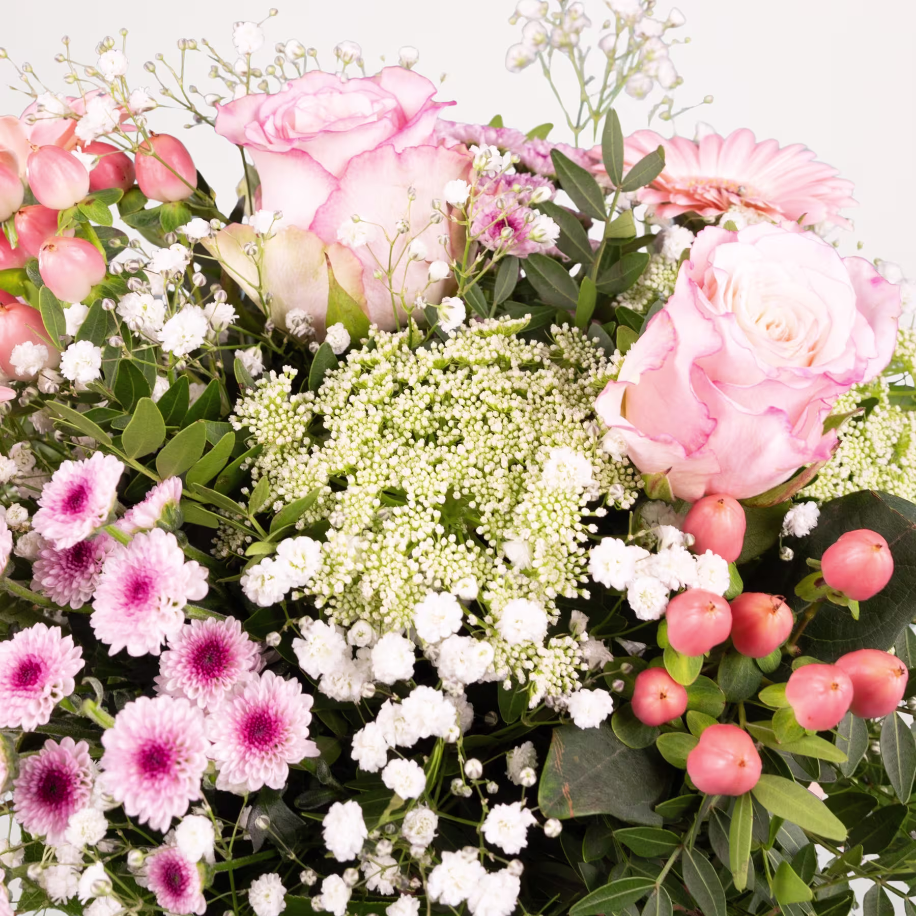 Ein leuchtender Strauß rosa Rosen, weißer Gänseblümchen und anderer zarter Blumen vor dem Hintergrund eines sanften blauen Himmels. (Beschreibungstext KI-generiert)