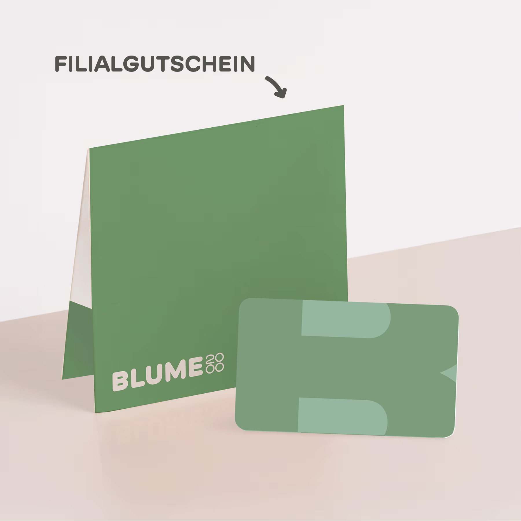 Auf einem hellen Untergrund steht ein brauner Karton mit dem Etikett eines Geschenkgutscheins. (Beschreibungstext KI-generiert)