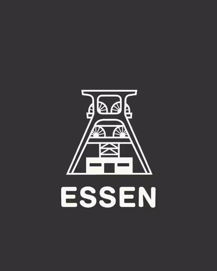 Das Bild zeigt ein minimalistisches Logodesign mit dem Wort „ESSEN“, das deutlich vor einem dunklen Hintergrund hervorgehoben ist. Das Logo enthält ein stilisiertes grafisches Element, das möglicherweise ein Gebäude oder eine architektonische Struktur darstellt. (Beschreibungstext KI-generiert)