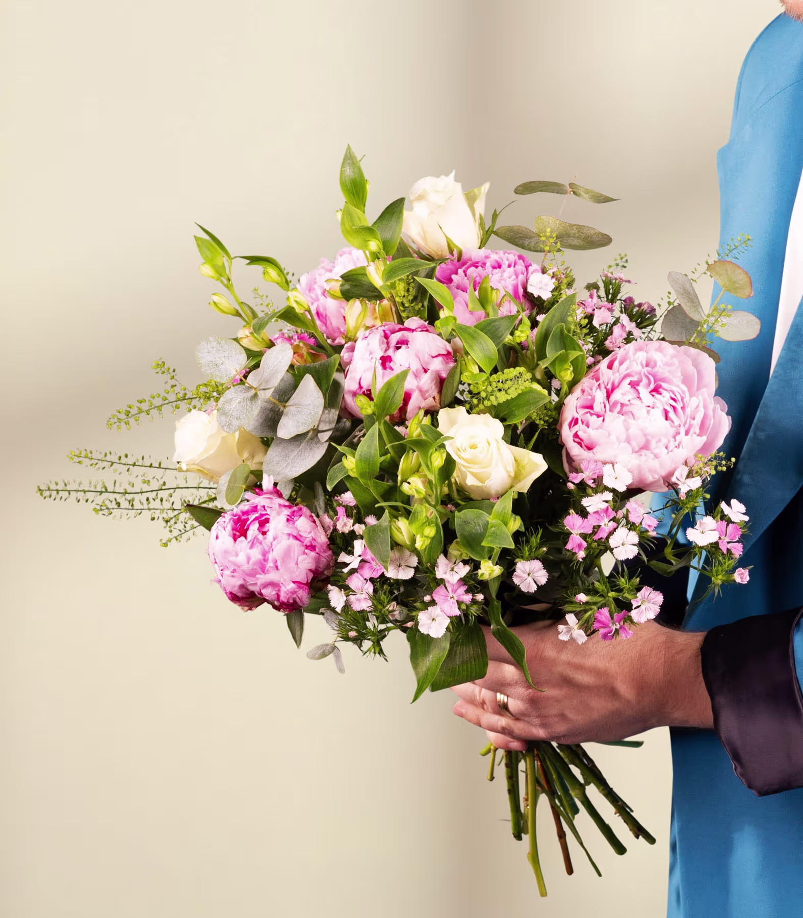Ein wunderschöner Strauß rosa und weißer Blumen, darunter Pfingstrosen und Rosen, arrangiert in einer Glasvase vor einem schlichten weißen Hintergrund. (Beschreibungstext KI-generiert)