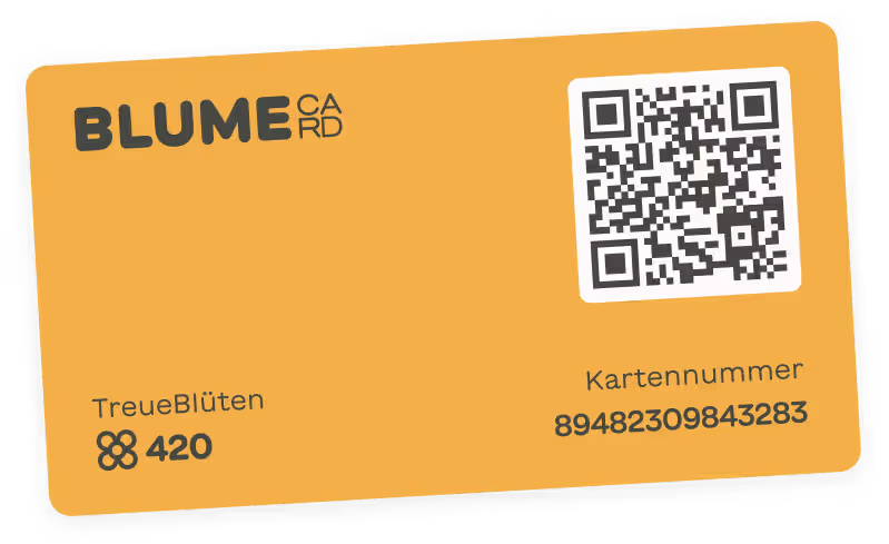 Eine leuchtend orangefarbene BLUME CARD mit QR-Code und Kartennummer wird vor einem weißen Hintergrund angezeigt. (Beschreibungstext KI-generiert)