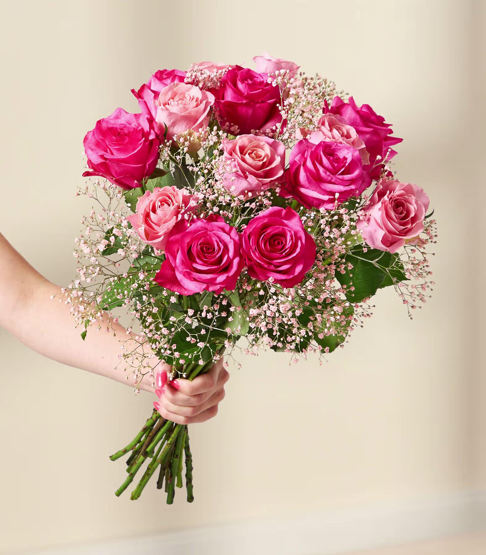 Strahlend rosa Rosen in voller Blüte, umgeben von zarten rosa Blüten, bilden ein bezauberndes Blumenarrangement vor einem üppigen, grünen Hintergrund. (Beschreibungstext KI-generiert)