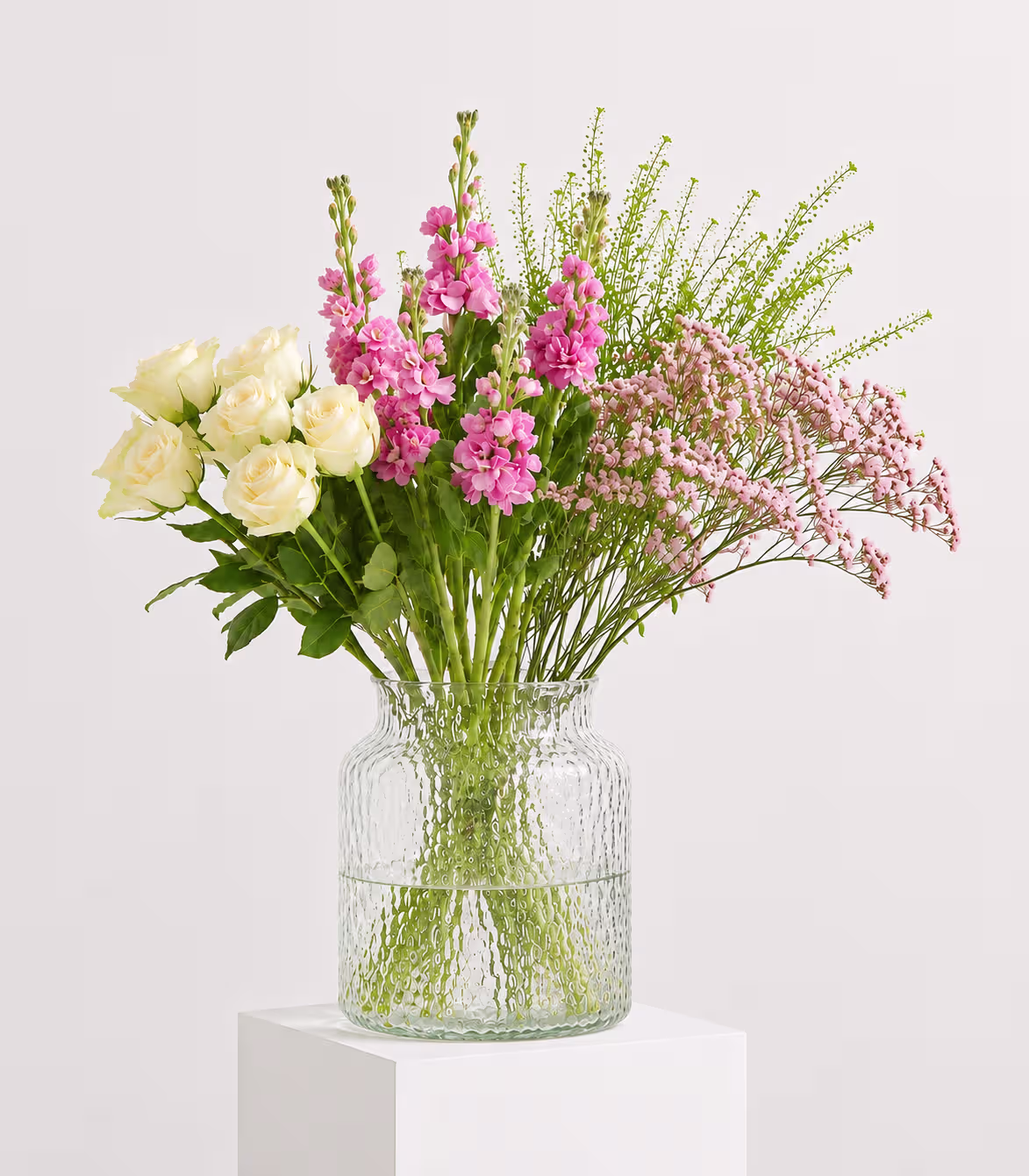 Eine Collage aus floralen Bildern und Symbolen, mit zarten rosa Blüten im Vordergrund und cremeweißen Rosen im Hintergrund. (Beschreibungstext KI-generiert)