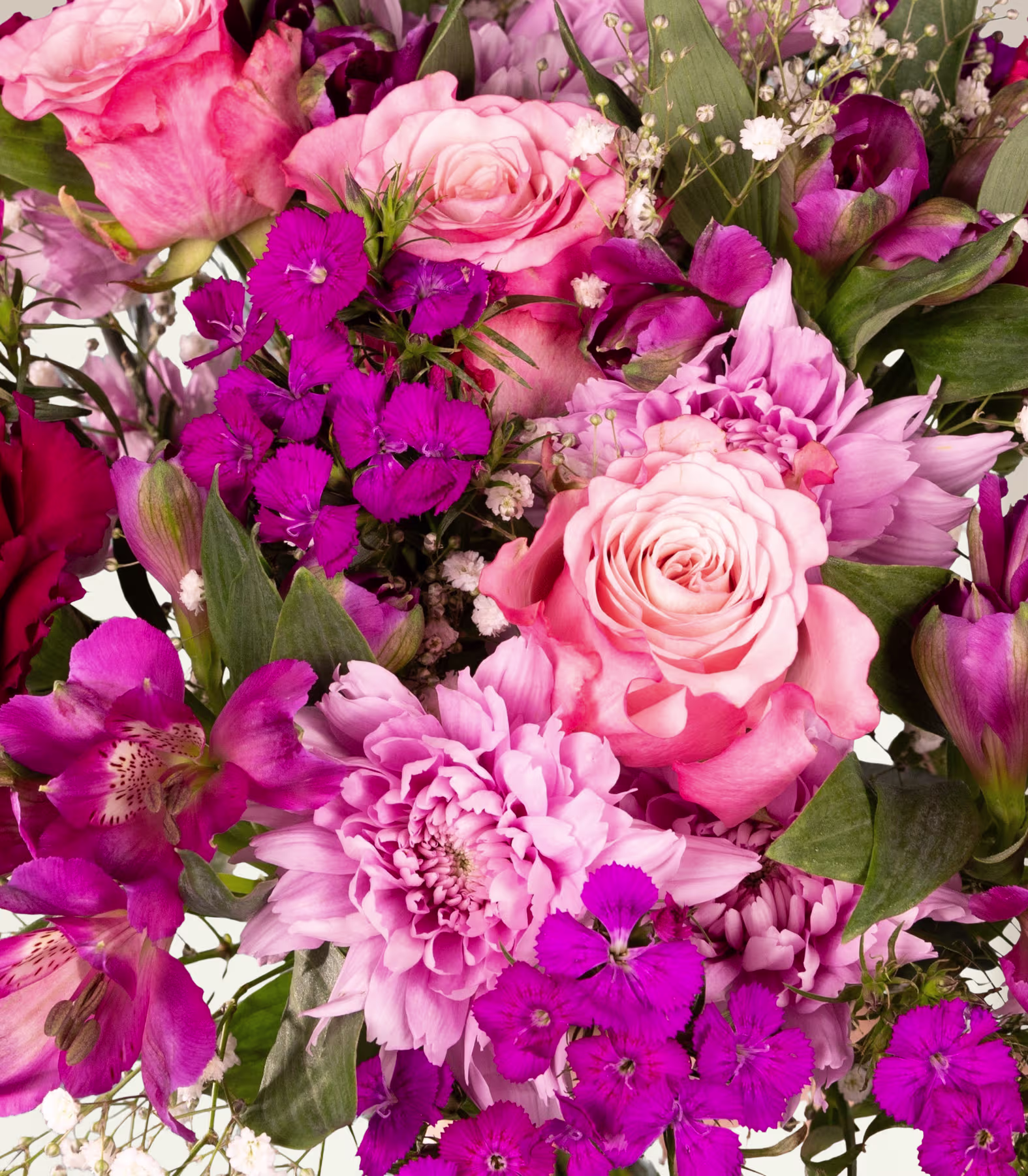 Ein lebhafter Strauß aus rosa und violetten Blumen, darunter Rosen, Pfingstrosen und Phlox, füllt das Bild mit einem üppigen, farbenfrohen Anblick. (Beschreibungstext KI-generiert)