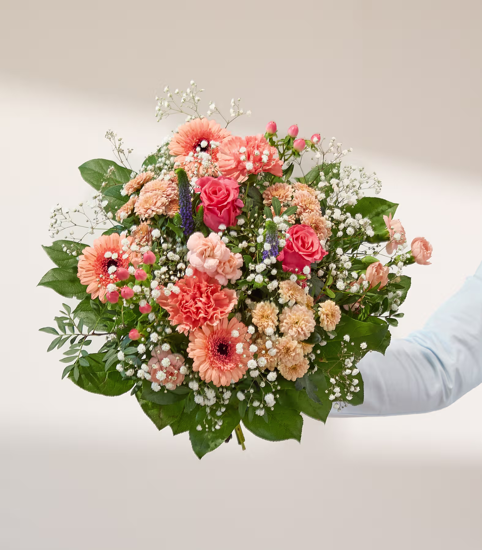 Blumenstrauß in Rosa und Pfirsich mit Rosen, Nelken und Gerbera (Beschreibungstext KI-generiert)
