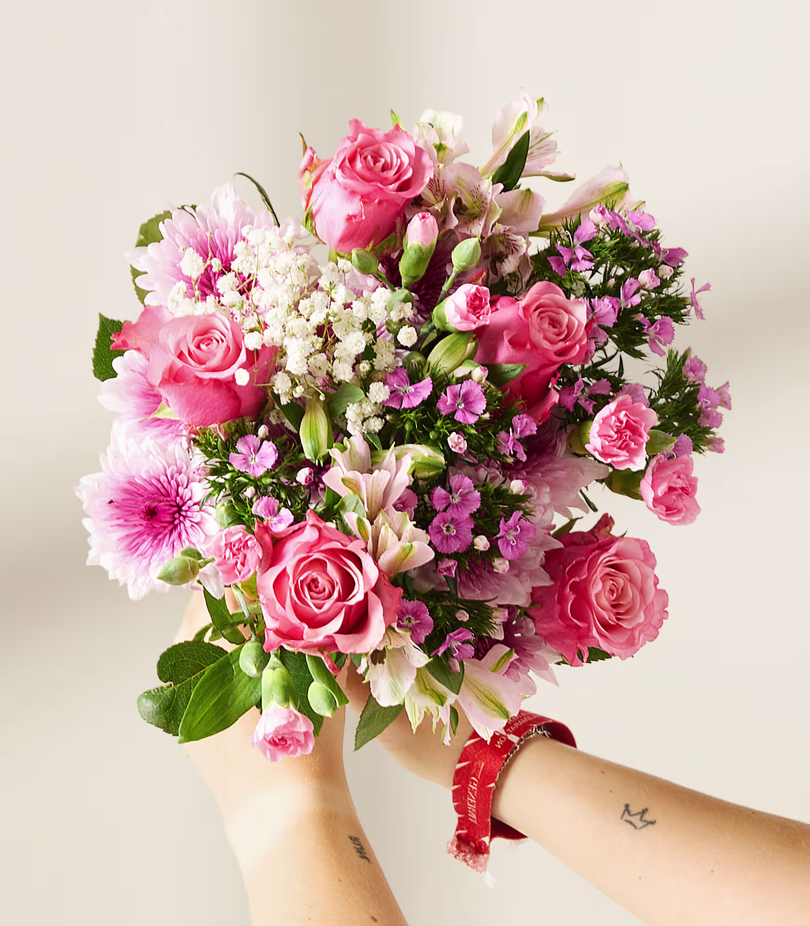 Eine leuchtend pinkfarbene Rose sticht inmitten eines Straußes zarter weißer Blüten hervor und schafft so ein optisch beeindruckendes und harmonisches Blumenarrangement. (Beschreibungstext KI-generiert)