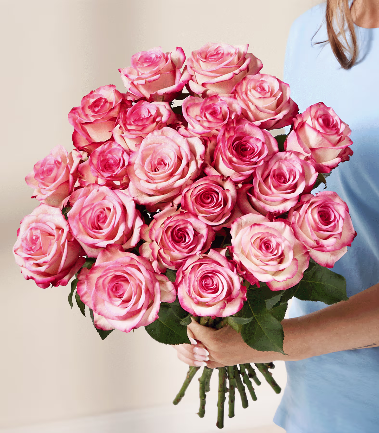 Ein leuchtender Strauß üppiger, rosafarbener Rosen vor einem schlichten, hellen Hintergrund. (Beschreibungstext KI-generiert)