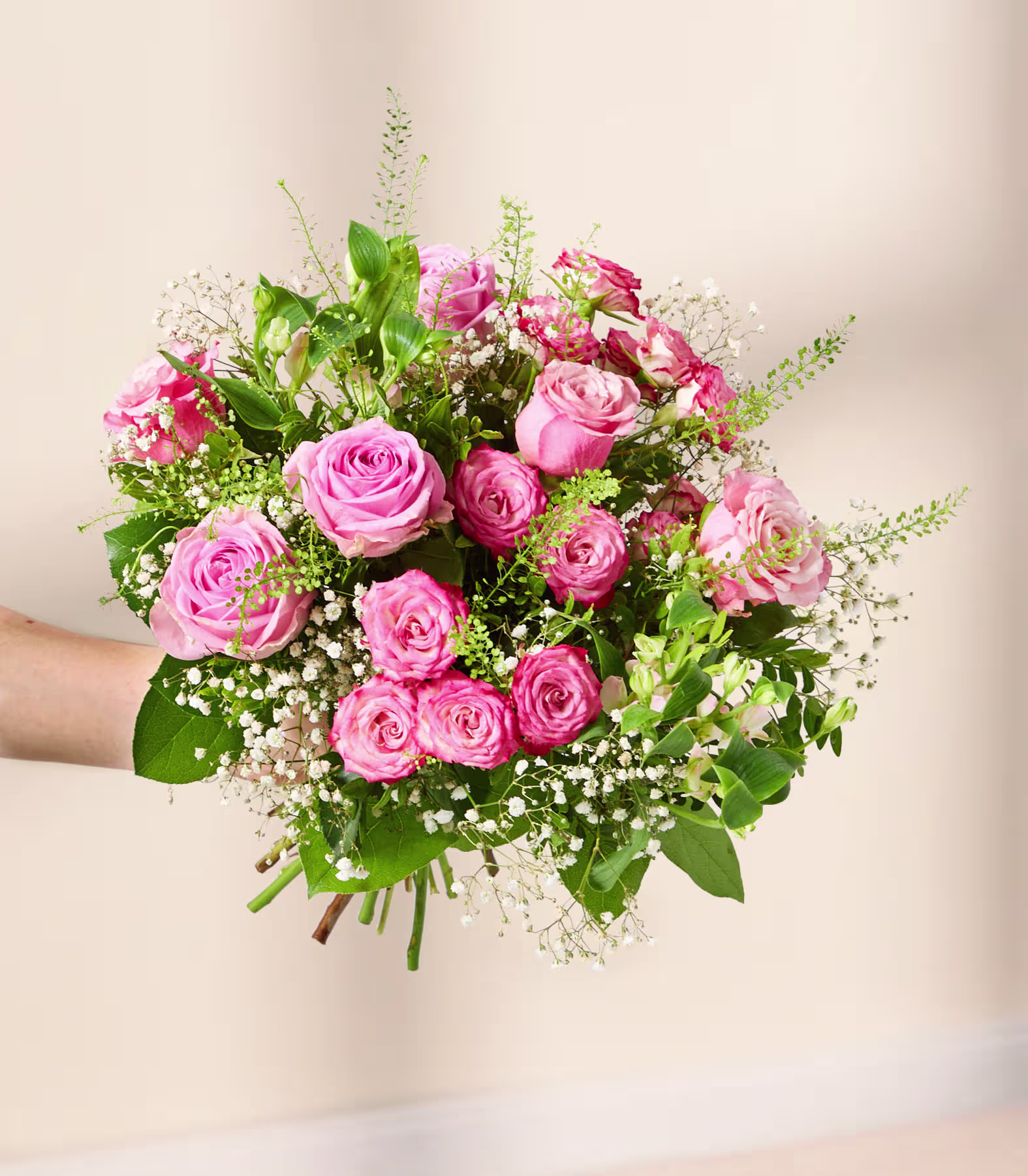 Blumenstrauß in Rosa mit Rosen und Schleierkraut. (Beschreibungstext KI-generiert)