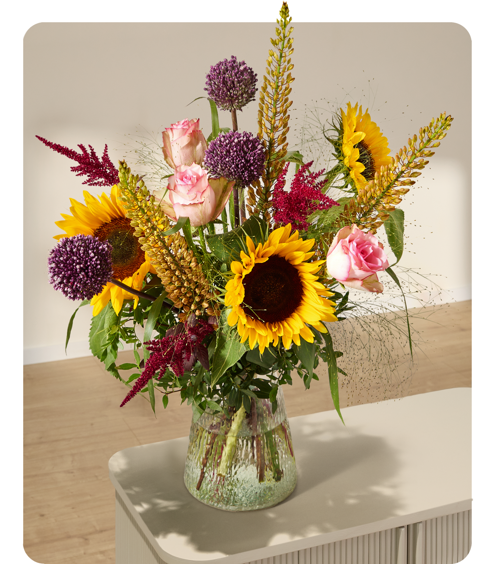 Sonnenschein mit Rosen und Sonnenblumen als freundlicher Blumengruß