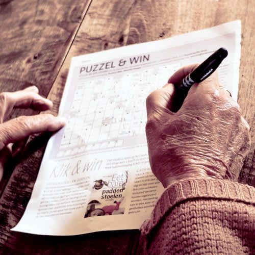 2. VITA QUOTIDIANA. Per chi è affetto da Alzheimer diventa sempre più difficile svolgere e portare a termine normali attività lavorative, sociali o di vita quotidiana, prendere decisioni, fronteggiare imprevisti e risolvere problemi di varia natura. Questa situazione è destinata ad evolversi in una costante necessità di assistenza.