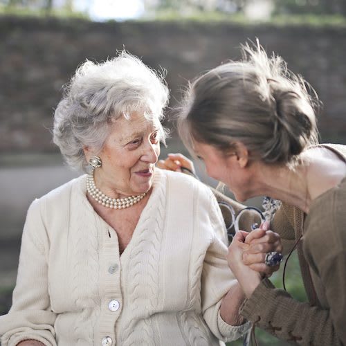 L'Alzheimer è come un uragano che travolge e stravolge più vite contemporaneamente: quella del malato così come quella dei familiari. Vediamo insieme alcuni dei sintomi e dei cambiamenti più impattanti, sia sul piano clinico ed emotivo che sul piano organizzativo.