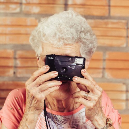 1. MEMORIA. Il sintomo più conosciuto  riguarda la perdita della memoria in relazione ad eventi recenti. Con il passare del tempo, il malato arriverà a non riconoscere più neanche familiari ed amici.