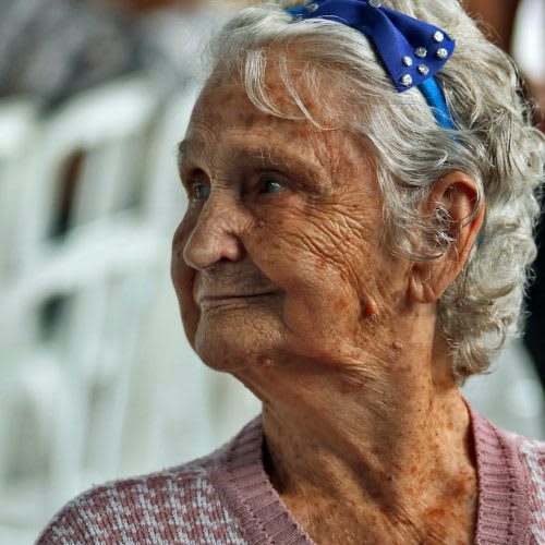 6. COMPORTAMENTO. Uno dei sintomi più difficili da accettare per familiari, amici e caregiver è l'alterazione della personalità. Dai cambiamenti di umore, agli atteggiamenti di sospetto e aggressività nei confronti delle altre persone, fino allo sviluppo di comportamenti ossessivo-compulsivi, deliri e vere e proprie allucinazioni.