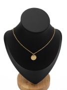 Halskjede med kors i rundt anheng - gullfarget