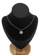 Halskjede med kors i rundt anheng - sølvfarget