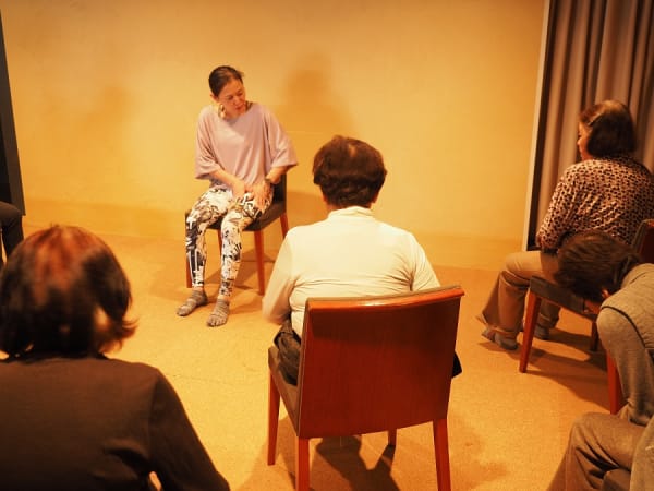 ヨガをする入居者