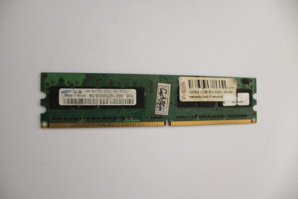 RAM Samsung spesifikasi  1GBa 1Rx8 PC2-5300U-555. Standar PC2-5300 berrti DDR2-667.